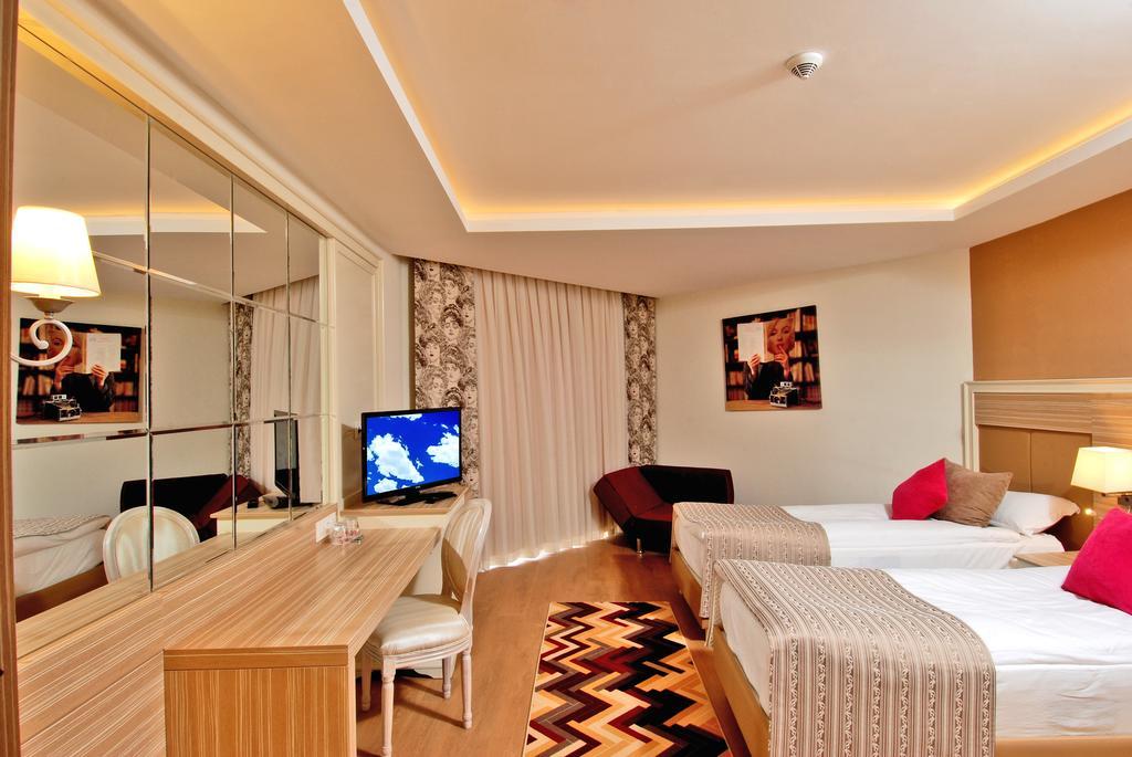 Standard Double or Twin Room with Side Sea View